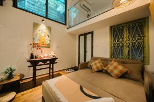 una sala de estar con un sofá y una mesa en SolStay Home Ngõ Gạch - Old Quarter, en Hanói