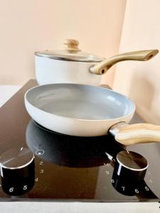 un tazón sobre una mesa en Cozy Corner, en Charlottesville