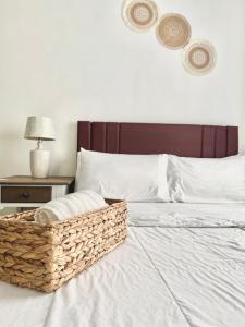 Un dormitorio con una cama con una cesta encima. en Cozy Corner, en Charlottesville