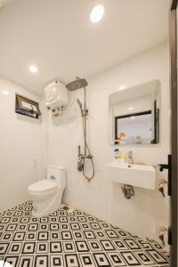 un baño con inodoro y lavabo en SolStay Home Ngõ Gạch - Old Quarter, en Hanói