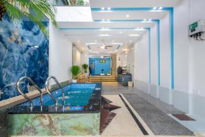 Hoang Long Home في فنغ تاو: ممر فيه مسبح في مبنى