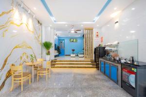 Hoang Long Home في فنغ تاو: مطبخ وغرفة طعام مع طاولة وكراسي