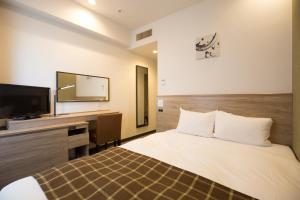 Nest Hotel Osaka Shinsaibashi tesisinde bir oda