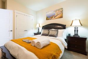 Beach Breeze White Rock في وايت روك: غرفة نوم بها سرير كبير مع وسادتين