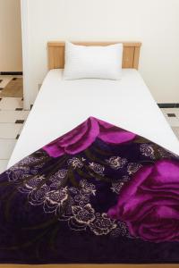 Ένα ή περισσότερα κρεβάτια σε δωμάτιο στο Sea View three bed room High Floor fully AC free WI-FI and parking for familes and same gender group only