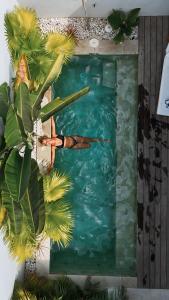 Bazén v ubytování Neptune Studios Adults Only Gym & Recovery Access nebo v jeho okolí