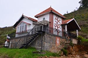 una casa con una scala davanti di Sky Sketch a Kodaikānāl