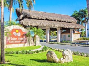 Zahrada ubytování Swim up and Beach Getaway at White Sands