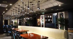 Un restaurant u otro lugar para comer en James Joyce Coffetel Golmud Huaxing Plaza Branch