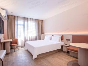 Ένα ή περισσότερα κρεβάτια σε δωμάτιο στο Hanting Hotel Beijing Yizhuang Creative Life Plaza Cultural Park