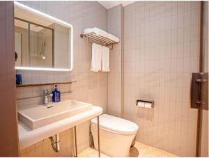 Ένα μπάνιο στο Hanting Hotel Beijing Yizhuang Creative Life Plaza Cultural Park +7 φωτογραφίες