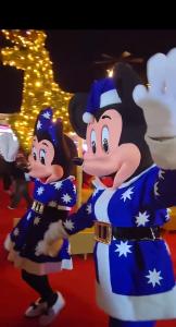 Noël à Barcarès Feliz Navidad في لو باركار: رسم كاريكاتوري لشخصين يرقصان في عرض