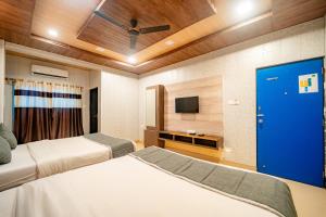 Una televisión o centro de entretenimiento en Balaji Excellency Resort