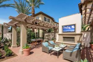 TV/trung tâm giải trí tại Stylish 2BR Foothill Escape in Irvine