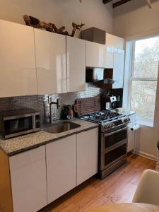 Η κουζίνα ή μικρή κουζίνα στο A Dedicated Space To Unwind +13 φωτογραφίες