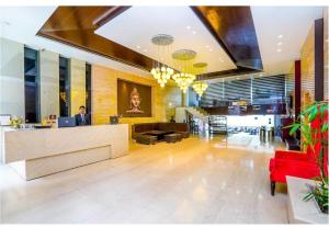 麦罗肯机The Vaikunth Resort-Centrally Heated & Air Cooled # Near Mall Road # Big Parking # Lift # Spacious Rooms # Most Awarded # Property Of The Year #的建筑物内的大堂设有接待台。