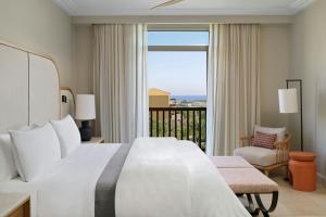 Giường trong phòng chung tại The Westin Resort, Costa Navarino +235 ảnh