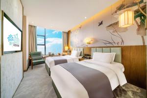 um quarto de hotel com duas camas em um quarto em 芙蓉坊酒店 em Xian mais 27 fotografias