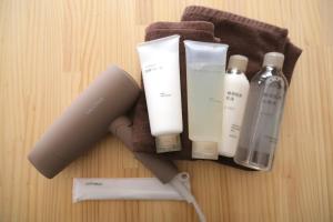 een groep producten bovenop een tafel bij 駅近商業施設近くで便利 静かで心ほぐれる滞在が叶う宿neuk Hill 定員5名 無料駐車場有 in Fukuroi