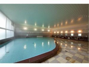 ein großer Pool in einem großen Gebäude in der Unterkunft Harazuru Grand Sky Hotel in Asakura