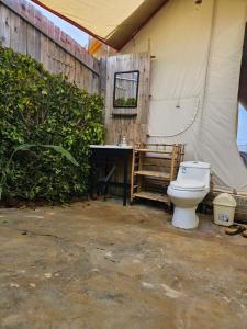 Ένα μπάνιο στο Danny Glamping Farm +75 φωτογραφίες