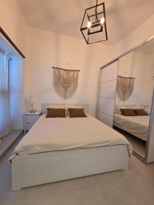 En eller flere senge i et værelse på Your Perfect Place by the Mediterranean