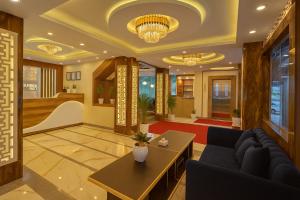 Posezení v ubytování Royal Chamber Rooms Restaurant & Rooftop Bar - Near Pashupatinath & Airport