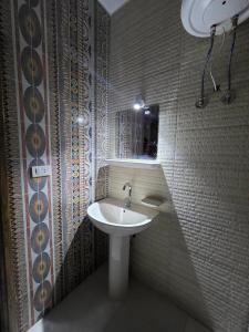 Nuba Nest في أسوان: حمام مزود بحوض ومِرآة