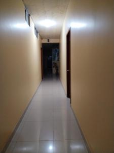 an empty hallway with a corridorngthngthngthngthngthngthngthngthngthngth at Hotel y restaurante El Turista in Francisco de Orellana