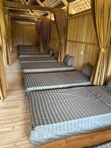 En eller flere senge i et værelse på Homestay Tay Eco House + 23 billeder