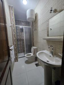 Nuba Nest في أسوان: حمام مع مرحاض ومغسلة +34 صورة