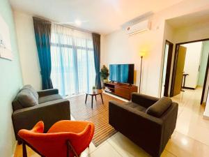 Χώρος καθιστικού στο Desaru Central Apartment w Pool,CinemaScreen,Netflix & WiFi