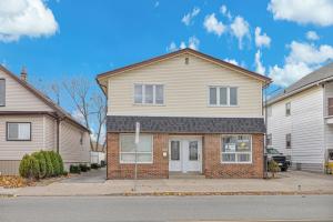 una casa al costado de una calle en Bright 3BR Upper Level Stay • Pet Friendly, en Windsor