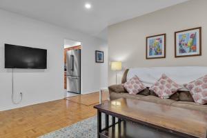 Una sala de estar con un sofá y un refrigerador. en Bright 3BR Upper Level Stay • Pet Friendly, en Windsor