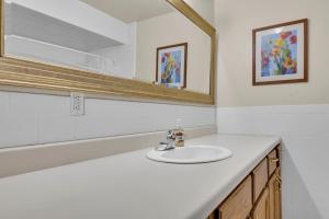 un baño con lavabo y espejo en Bright 3BR Upper Level Stay • Pet Friendly, en Windsor 42 fotos más