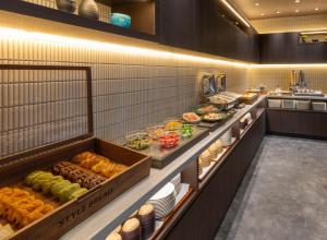 Una línea de buffet con muchos tipos diferentes de comida. en ibis Styles Kyoto Shijo, en Kioto