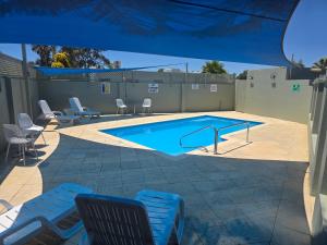 Bazén v ubytování Mandurah Foreshore Motel nebo v jeho okolí