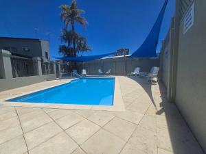 Bazén v ubytování Mandurah Foreshore Motel nebo v jeho okolí + 14 fotografií