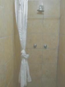 Una ducha con una cortina de ducha blanca en un baño. en Valley Guest House, en Pretoria 122 fotos más