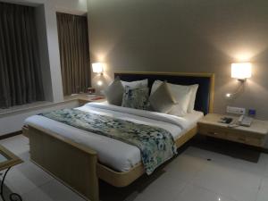 Postel nebo postele na pokoji v ubytování Hotel Suncity Apollo - Gateway Of India