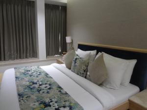 Postel nebo postele na pokoji v ubytování Hotel Suncity Apollo - Gateway Of India