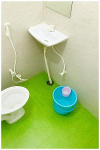 a bathroom with a sink and a toilet and a bowl at Surya Nagar Hotel M - Residency Near Baba Ji Gurudev Mandir- Sri Krishna Janmabhoomi - Room Service and Parking facilities - Fully Air conditioning Luxuary Room - Top Rated Hotel In Mathura in Mathura