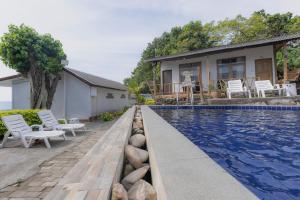 Bazén v ubytování Phi Phi Cozy Seafront Resort nebo v jeho okolí