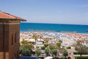 una vista de una playa con multitud de personas en Hotel Villa Fulgida, en Cattolica