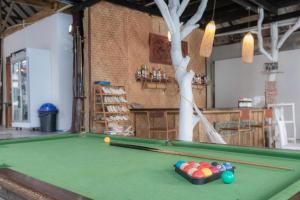 Biliár nebo kulečník v ubytování Phi Phi Cozy Seafront Resort