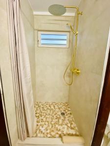 Ένα μπάνιο στο Excellence Suites Orient Beach Oceanview King-Size Beach Pool Parking