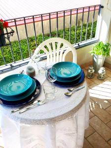 ノアーレにあるAppartamento ai Tigliのバルコニー(青い皿、グラス付)