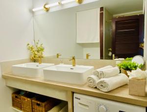 Ένα μπάνιο στο Excellence Suites Orient Beach Oceanview King-Size Beach Pool Parking