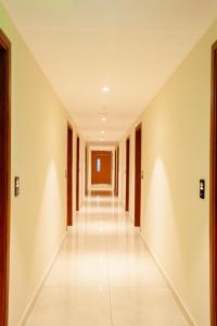 Grand Royal Residency في Pala: ممر فارغ في مبنى ذو بلاط أبيض