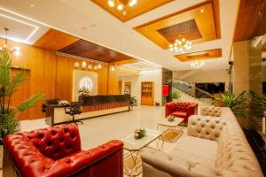 Grand Royal Residency في Pala: لوبي فيه كنبتين وغرفة انتظار